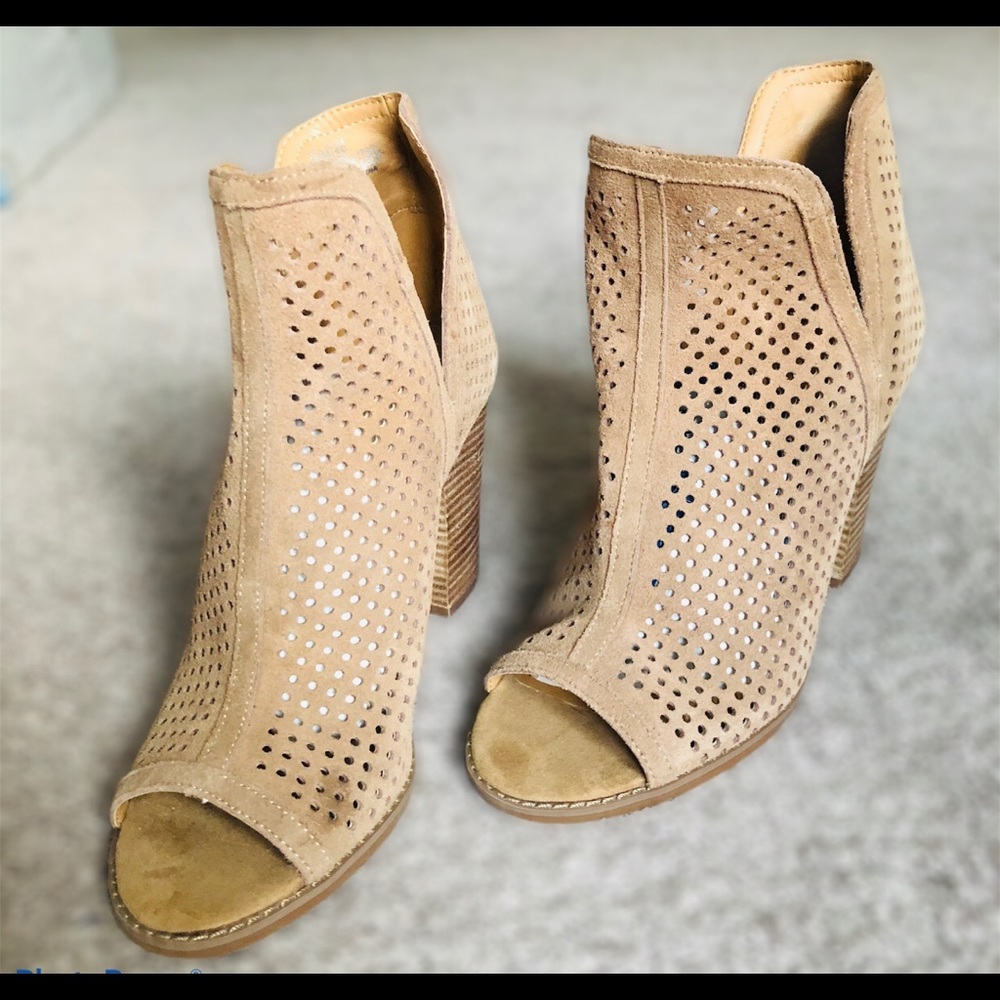 Tan Lucky Brand Heels - Picture 1 of 10